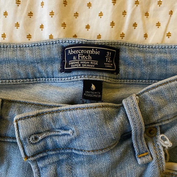 A&F Distressed High Rise Super Skinny Jeans - Picture 3 of 4